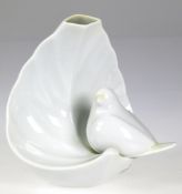 Vase, figürlich, Vogel vor Blatt sitzend, Hutschenreuther, weiß glasiert, H. 14 cm