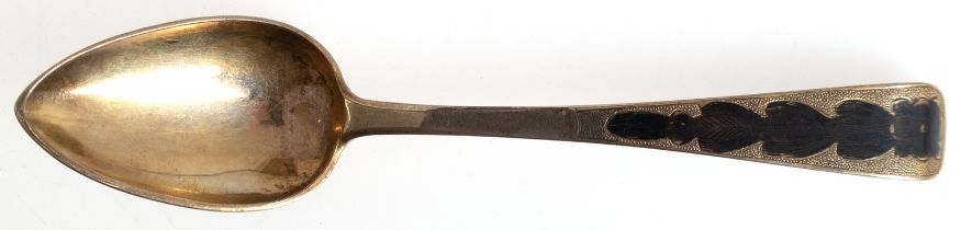 Löffel, 84 Zol. Silber, vergoldet, Moskau 1827, mit floralem Niellodekor, 42 g, L. 17 cm