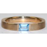 Ring, 333er GG, besetzt mit Blautopas im Baguetteschliff, ges. 6,02 g, RG 65