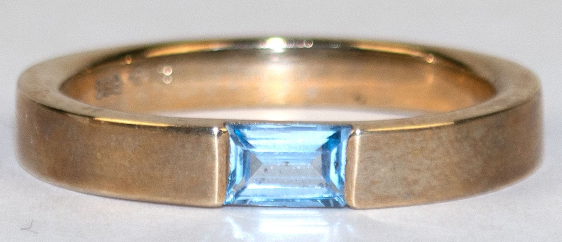 Ring, 333er GG, besetzt mit Blautopas im Baguetteschliff, ges. 6,02 g, RG 65
