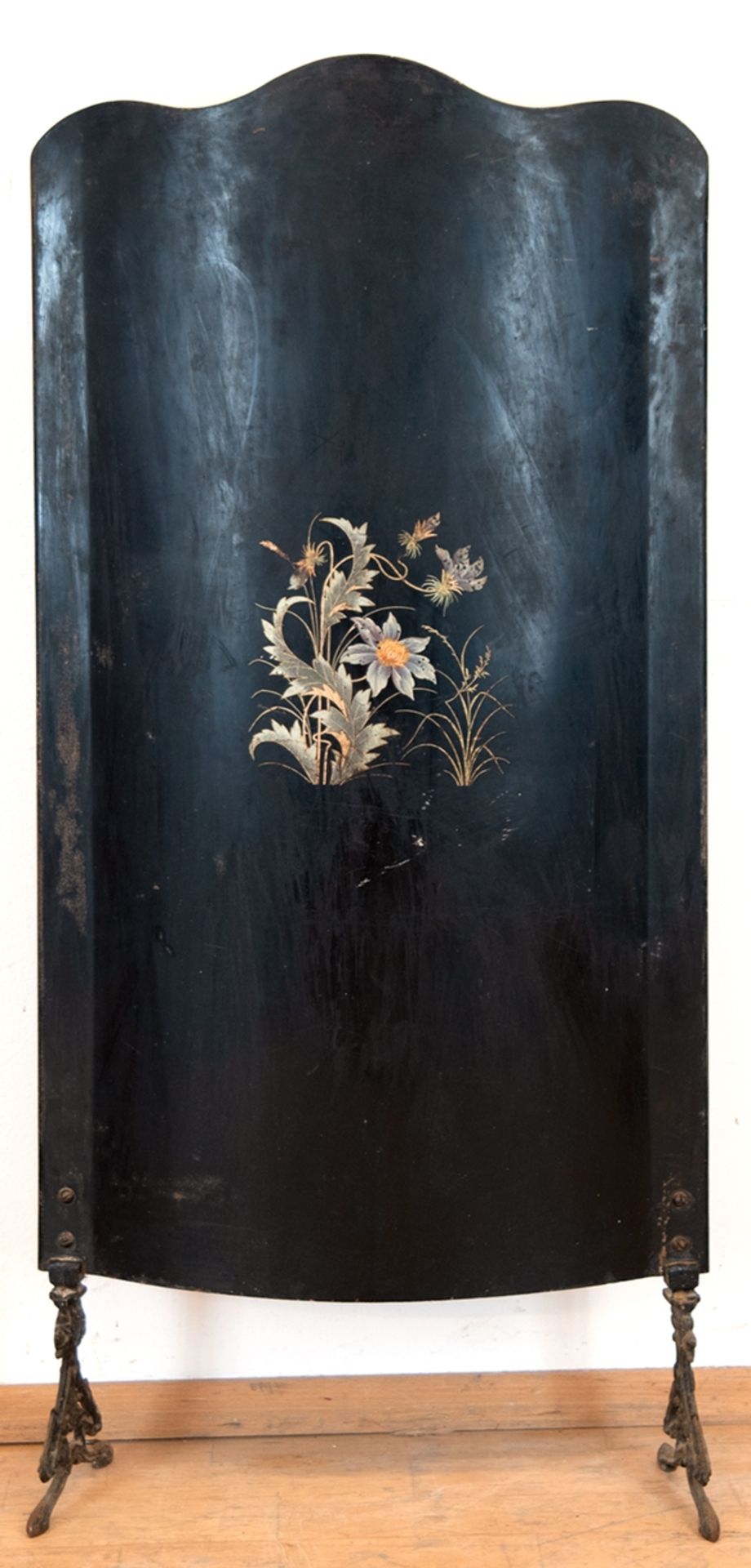 Ofenschirm, um 1900, schwarz gefaßt mit Blumendekor, auf durchbrochenen Beinen, Gebrauchspuren, 109