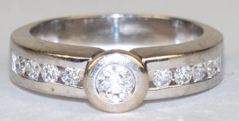 Brillant-Ring, Christ, 585er WG, mit zentralem Brillanten von ca. 0,25 ct. und 8 weiteren in der Sc