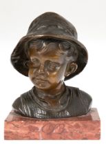 Paris "Büste eines Jungen mit Hut", um 1900, Bronze, dunkel patiniert, rücks. sign., Gießerstempel: