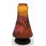 Vase, Tip Gallé, bernsteinfarbenes Glas rot/braun überfangen, umlaufend mit geschnittener Landschaf