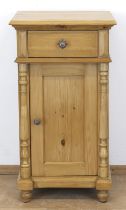 Pfeilerschrank, um 1880, Kiefer, 1-türiger Korpus mit 1 Schubfach, beidseitig gedrechselte Halbsäul