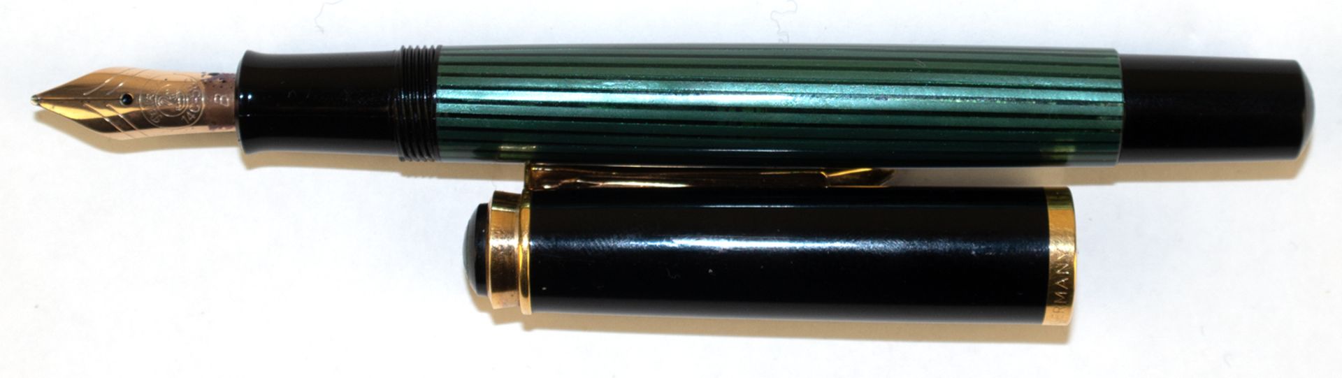 Füller "Pelikan 400", mit 585er GG-Feder, schwarz/grünes Kunststoffgehäuse, L. 12,5 cm