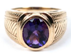 Ring, 375er GG, besetzt mit oval facettiertem Amethyst in Zargenfassung, ges. 8,6 g, RG 63