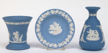 3 Teile Wegdwood, made in England, hellblau mit weißen figürlichen Auflagen und Randdekokationen, d