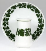 2 Teile Meissen-Porzellan, Weinlaub, dabei kleine Vase, Stand min. best., H. 10,5 cm und kl. Schälc