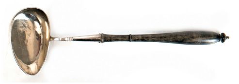Schöpfkelle, Schweden um 1840, Silber, punziert, ca. 87 g, Holzgriff mit Beinverzierung, min. besch