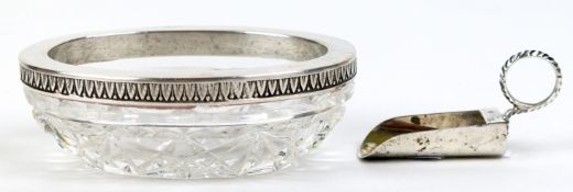 Kristallschälchen mit Silber-Rand mit Palmettendekor, oval, 3,5x9,8x7 cm  und Zuckerschaufel mit Ri