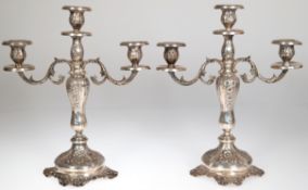 Paar Leuchter, 3-kerzig, 925er Silber, gefüllter runder Stand auf 4-passigem Fuß in Balusterschaft 