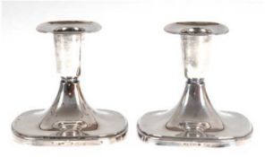 Paar Kerzenhalter, Silber, Schweden 1965, signiert "T. Eloh", Stand gefüllt, quadratischer Fuß und 