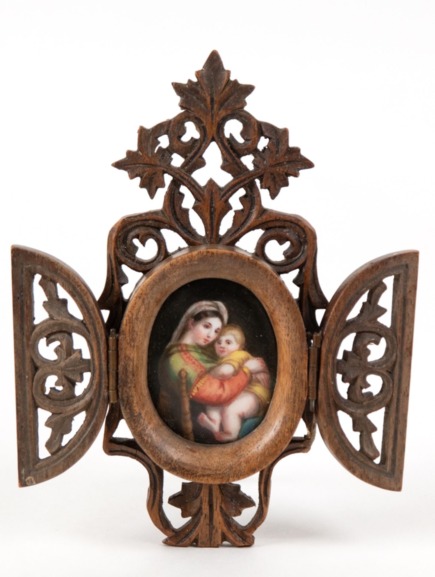 Heiligenbild "Madonna mit Kind", 19. Jh., Öl/Porzellan, nach Raffael, im geschnitzten, durchbrochen
