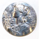 Jugendstil-Brosche, Silber, reliefiertes Porträt der Flora, sign., Dm. 4,6 cm
