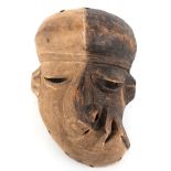 Afrikanische Maske, Holz geschnitzt, z.T. farbig gefaßt, seitl. am Ohr repariert, 9,5x27x18 cm