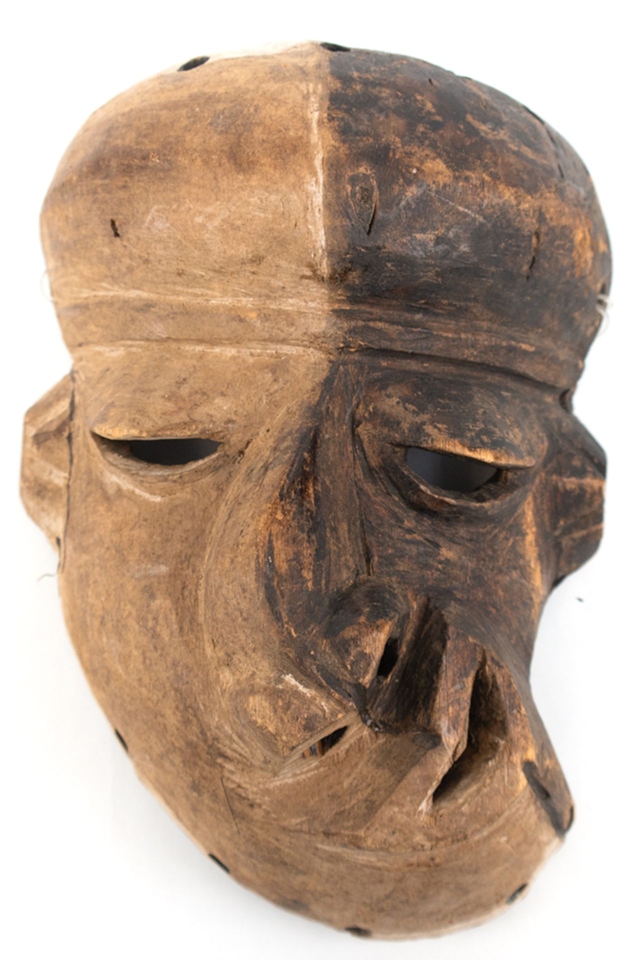 Afrikanische Maske, Holz geschnitzt, z.T. farbig gefaßt, seitl. am Ohr repariert, 9,5x27x18 cm