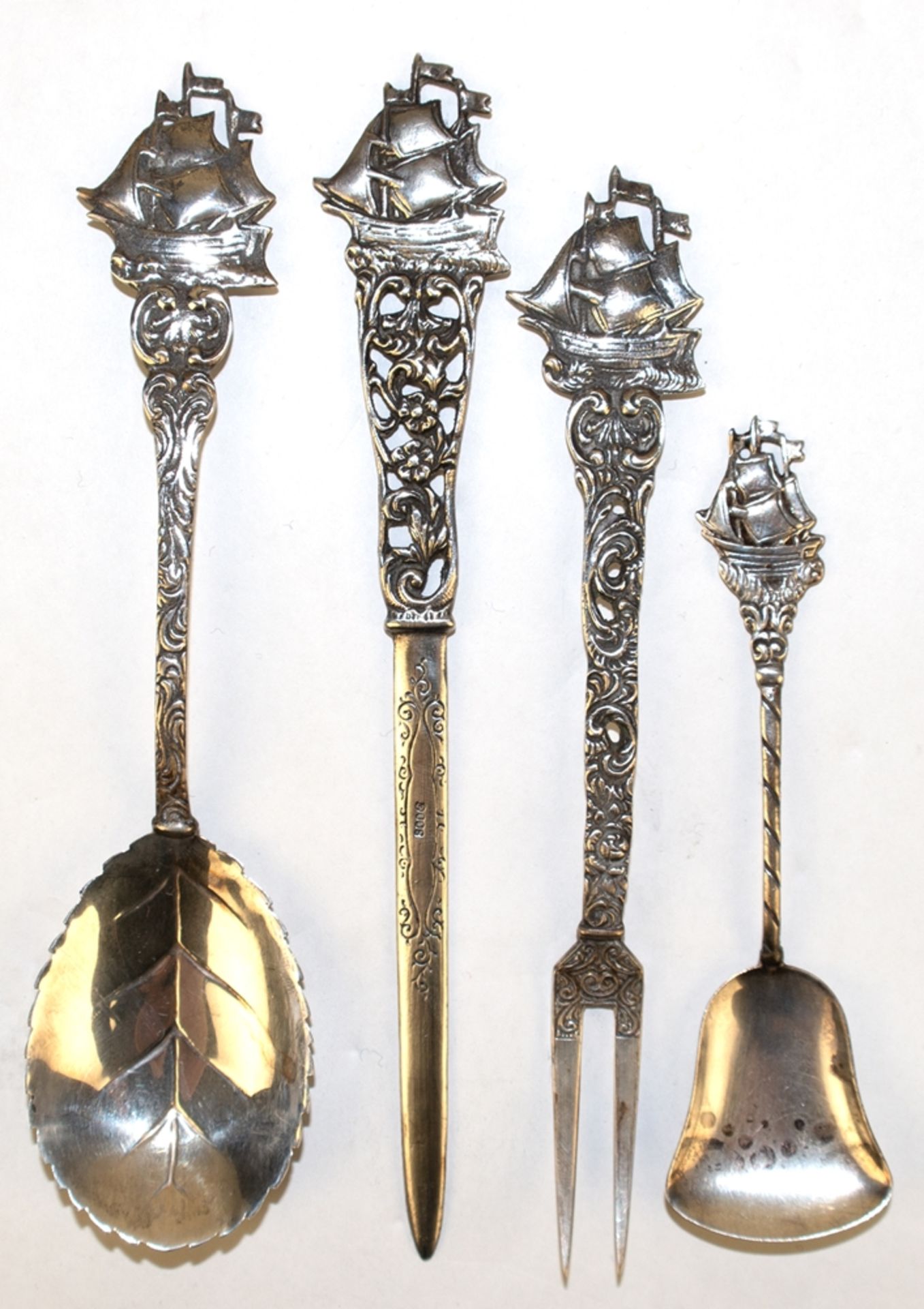 4 Silberteile, 800er Silber, Friesendekor mit Segelschiff als Griffende, dabei Brieföffner, Aufschn