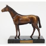 Pferdeplastik, bronzierter Zinnguß, auf Plakette bez. Verein "Lübecker Schutzmannschaft 1930", auf
