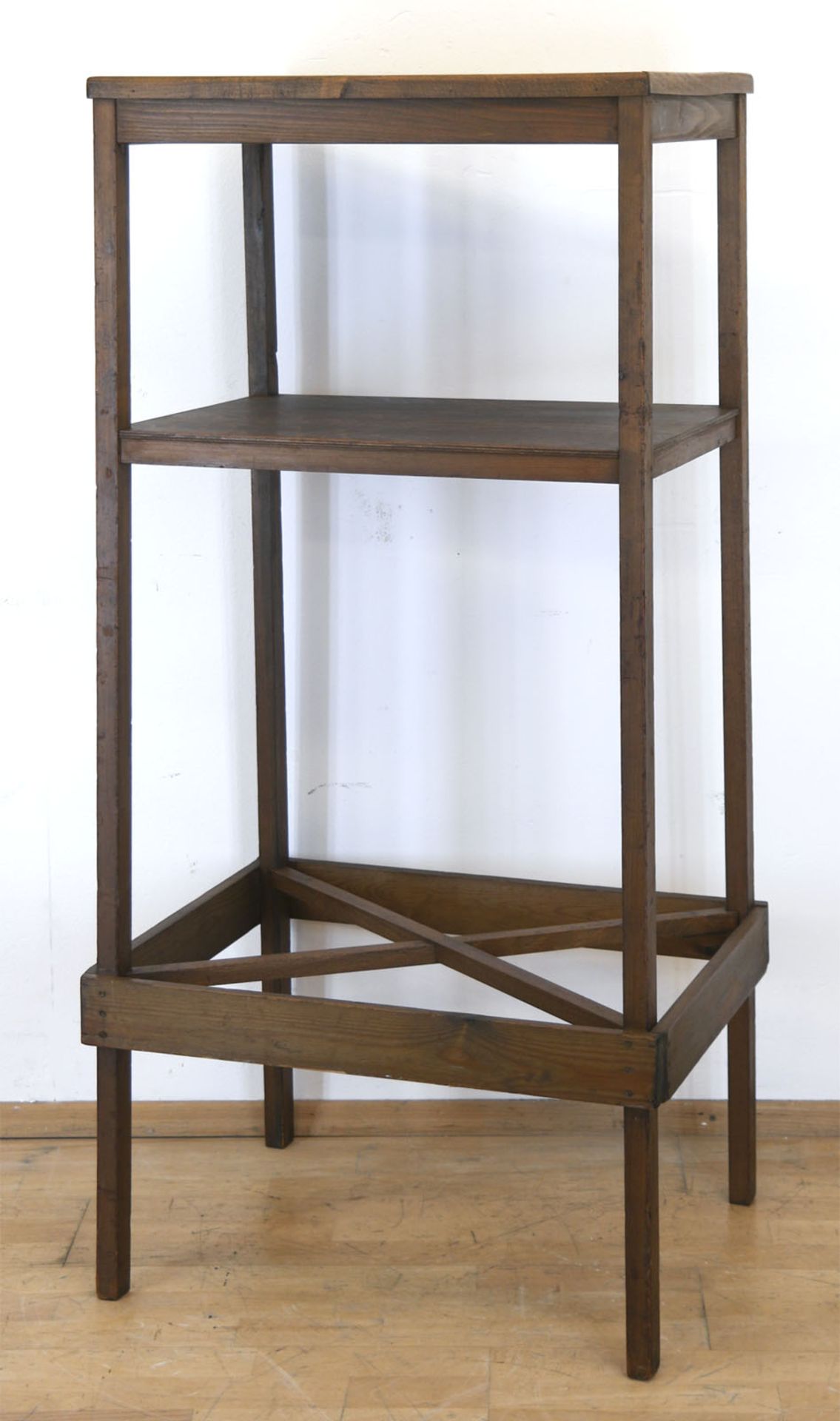 Etagere, um 1930, diverse Hölzer, leicht konische Form, restauriert, 132x65x51 cm