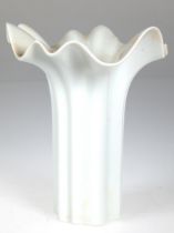 Vase, Hutschenreuther, weiß, gefächerte Wandung mit ausgestelltem Rand, H. 19,5 cm