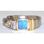 Ring, 750er GG -Ringkopf mit quadratischem Opal, 925er Ringschiene, ges. 6,7 g, RG 62