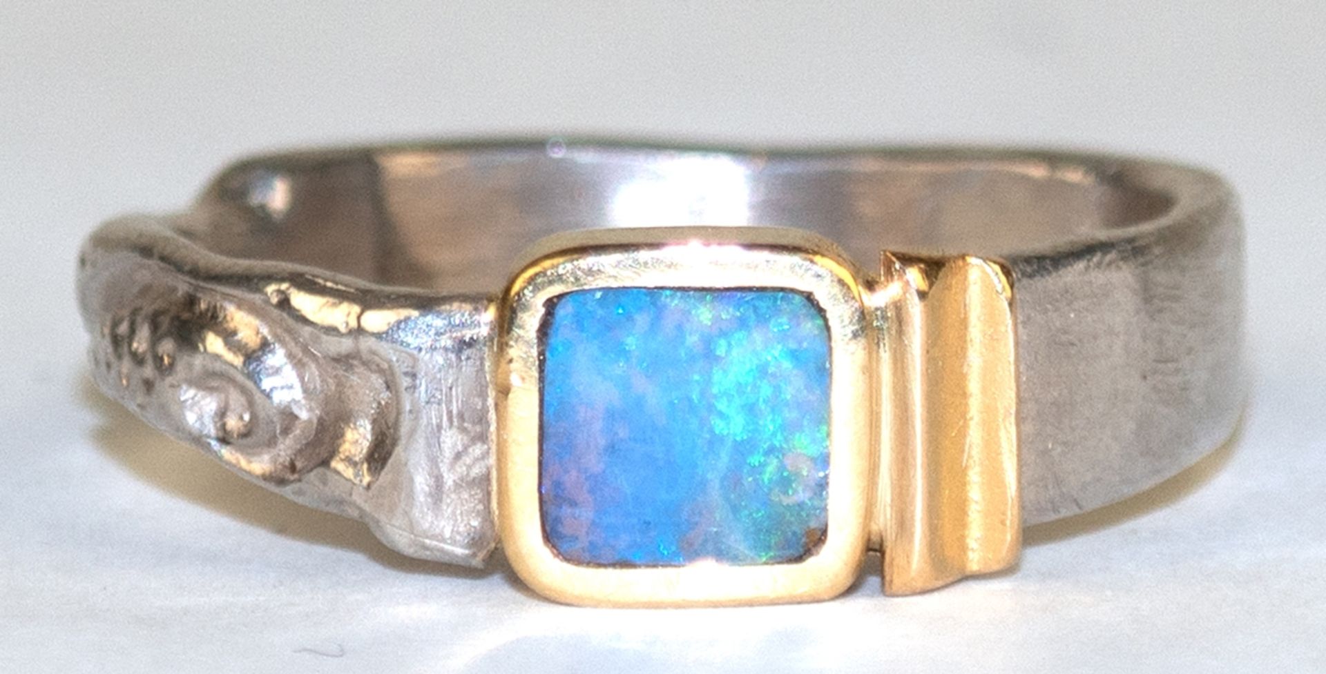Ring, 750er GG -Ringkopf mit quadratischem Opal, 925er Ringschiene, ges. 6,7 g, RG 62