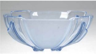 Art-Deco-Glasschale, blaues Matt- und Klarglas, mit plastisch gefächerter Wandung, H. 9 cm, Dm. 23 