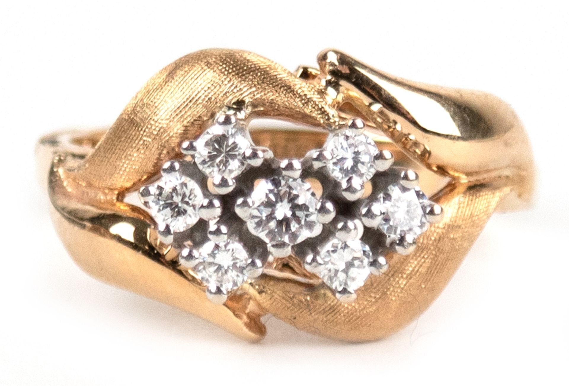 Ring, 585er GG/WG, besetzt mit 7 Brillanten von zus. ca. 0,40 ct., ges. 7,03 g, RG 57