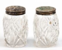2 Salzstreuer, Glaskorpus mit 830er Silberdeckel, H. 4 cm