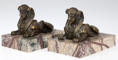 Paar Figuren "Ägyptische Sphinx", Bronze, braun patiniert, auf Marmorplinthe, ges. 7,5x10,5x7 cm