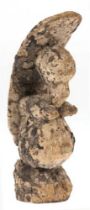Weibliche Figur, wohl Afrika, Holz, Reste alter Fassung, H. 23,5 cm (aus der Kunstsammlung des Scha