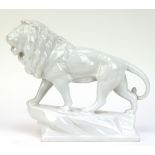 Figur "Schreitender Löwe", ungemarkt, auf naturalistischem Sockel unleserl. signiert, weiß glasiert