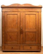 Biedermeier-Kleiderschrank, Eiche z.T. intarsiert,, geschweiftes Gesims mit Inschrift "I. Elisabeth