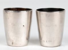 2 Schnapsbecher, 925er Sterlingsilber, glatte Wandung, ges. 46 g, H. 4,2 cm, Dm. 3,5 cm