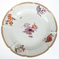 Große Meissen-Platte, rund, ca. 1750, Alte Blumenmalerei mit goldener Zierkante, Form Gotzkowsky,