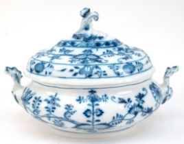 Meissen-Terrine, oval, vor 1860, Zwiebelmuster, mit 2 seitlichen Handhaben, blaue Schwertermarke mi