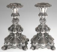 Paar Kerzenleuchter, 830er Silber, Schweden, gefüllt, Barockform, vierpassiger Fuß in gegliederten 