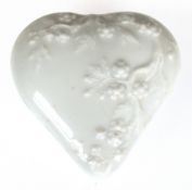 Meissen-Herzschale, weiß glasiert, mit Floralrelief, Schwertermarken mit 1 Schleifstrich, 3x7,5x7 c