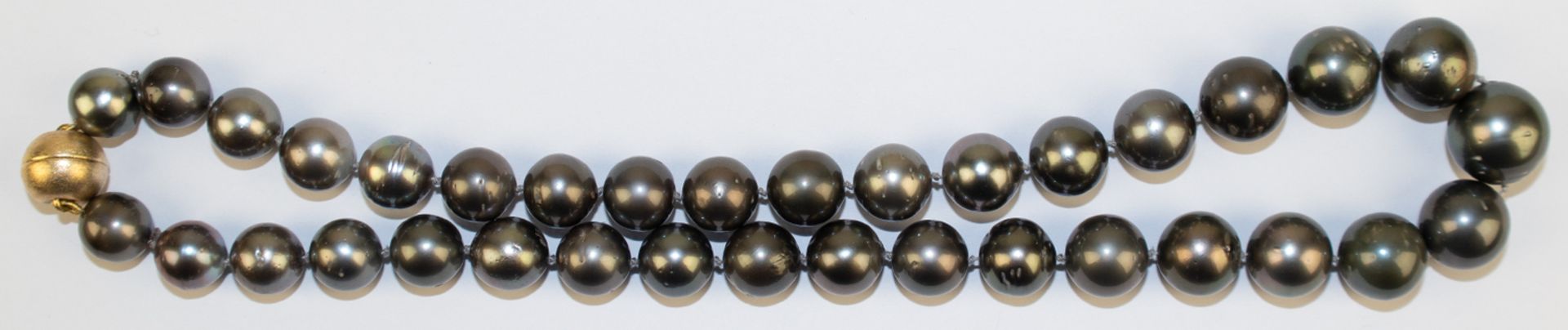 Dunkelgraue Tahiti-Perlenkette, Dm. der Perlen von ca. 11-16 mm, mit natürlichen Wachstumsmerkmalen