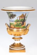 Kratervase, 19. Jh., umlaufende polychrome Landschaftsmalerei, reiche Goldstaffage (berieben), auf