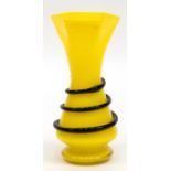 Jugendstil-Vase, Loetz, Michael Powolny, Tangoglas, gelber Innenfang mit aufgelegter schwarzer Glas