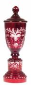 Deckelpokal, Böhmen, farbloses Glas mit rotem Überfang, runder Hohlstand, aufgesetzte Kuppa mit Dec