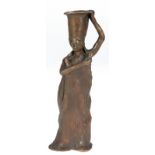 Bronze-Leuchter, figürlich, 20. Jh., "Weiblicher Akt ein Gefäß auf dem Kopf tragend und sich ein Kl