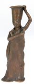 Bronze-Leuchter, figürlich, 20. Jh., "Weiblicher Akt ein Gefäß auf dem Kopf tragend und sich ein Kl