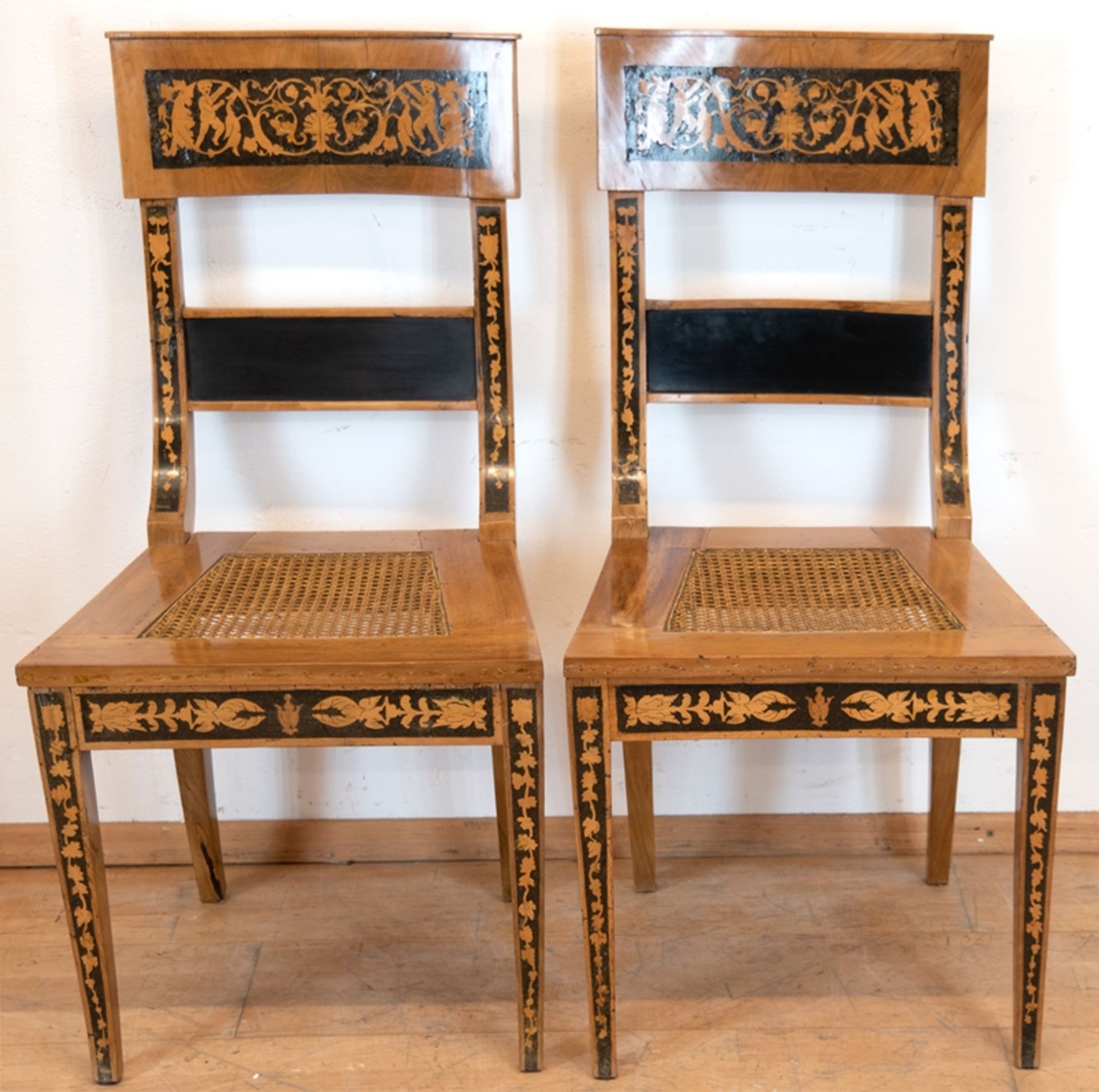 2 Biedermeier-Stühle, Kirsche , Lehnen und vordere Front reich figürlich und floral intarsiert (mit