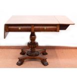 Biedermeier-Schreibtisch mit klappbaren Seitenwangen, Mahagoni, auf vierpassigem Fuß mit Löwentatze