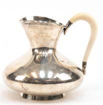 Krug, 925er Silber, stark gebauchter Korpus mit Beinhenkel (mit Haarrissen), ges. 576 g, H. 16,5 cm