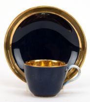 Meissen-Mokkatasse mit UT, 1924-34, UT früher, kobaltblau innen vergoldet und Goldrand, 1. Wahl