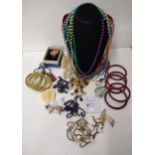 Assorted costume jewellery. Shipping Group (A).